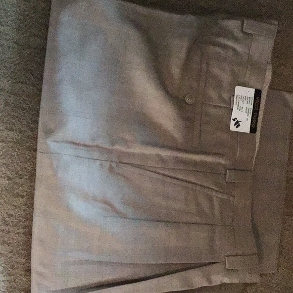 New Vicki Uomo 46L/40W Tan with strips suit. - Picture 3 of 8